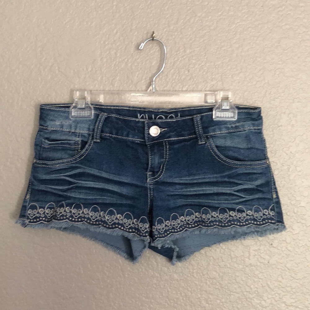 EMBROIDERY DETAILED DENIM CUT-OFFS